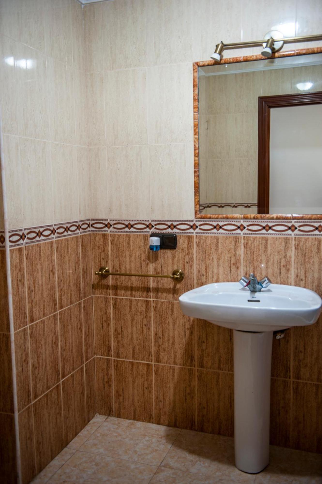 Hostal Las Palomas 루세나 외부 사진