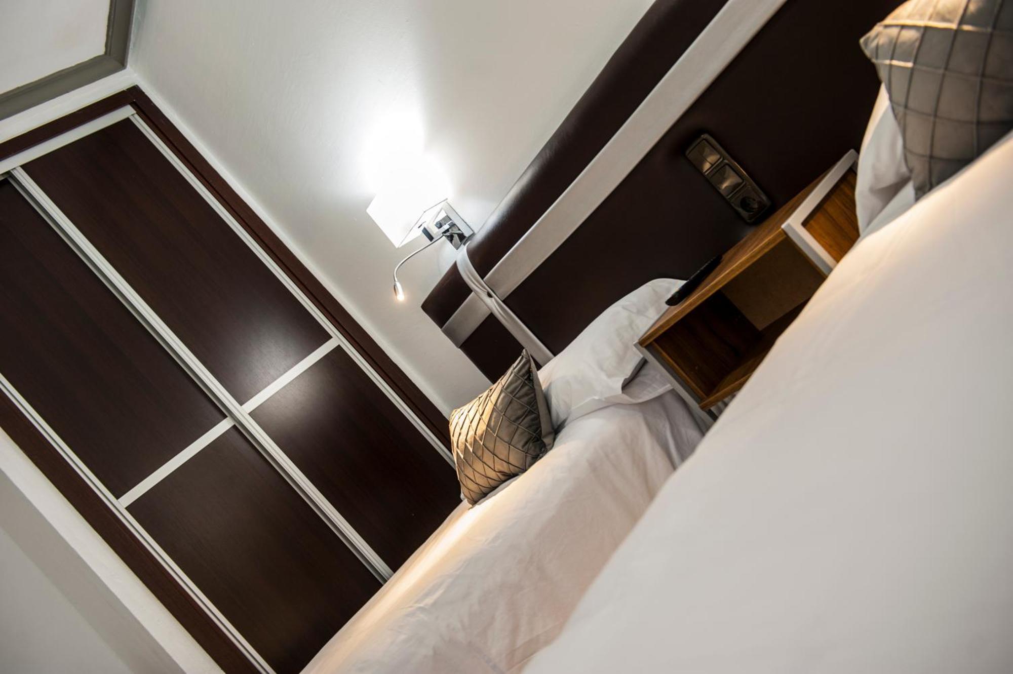 Hostal Las Palomas 루세나 외부 사진